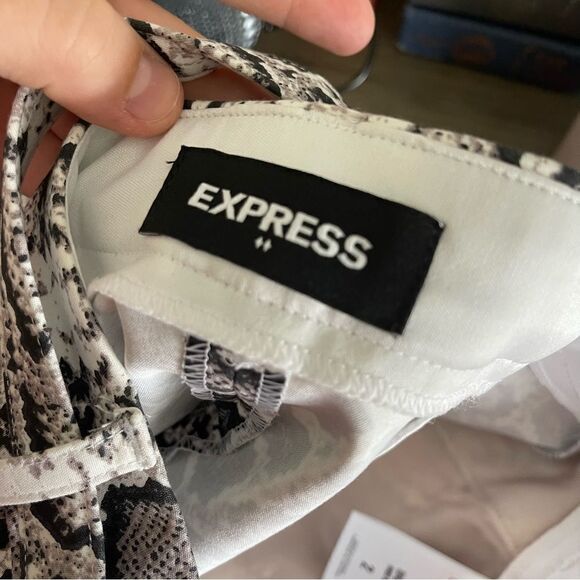 Express Snakeskin Highrise Shorts Size 2 - Picture 3 of 4